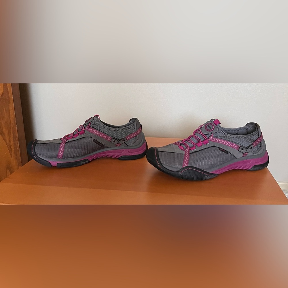 Jambu Gray with Raspberry Athletic Shoe - Picture 3 of 11